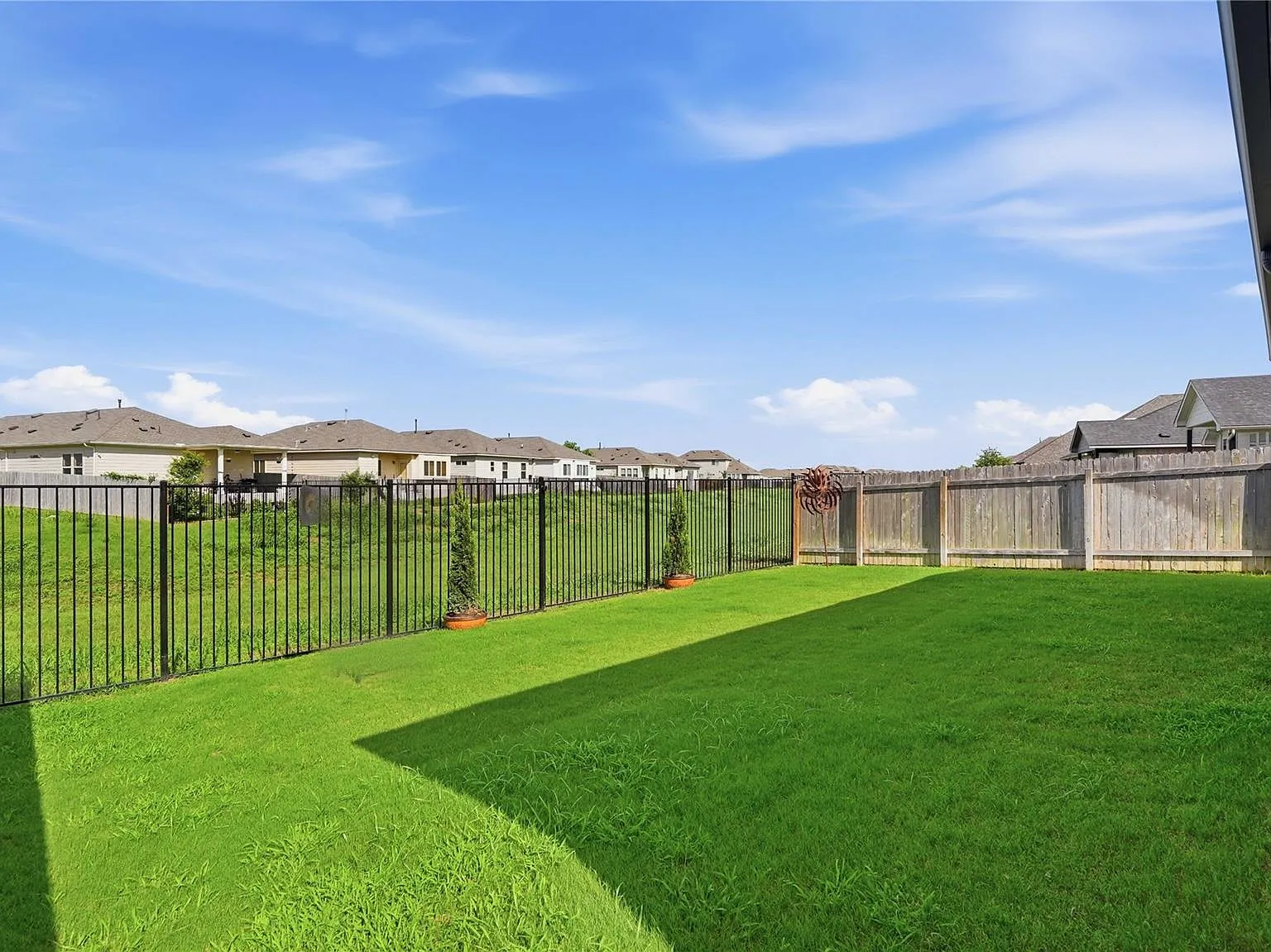 3 bed, 2.0 bath, 1850 sqft, $2,400 — Photo 3