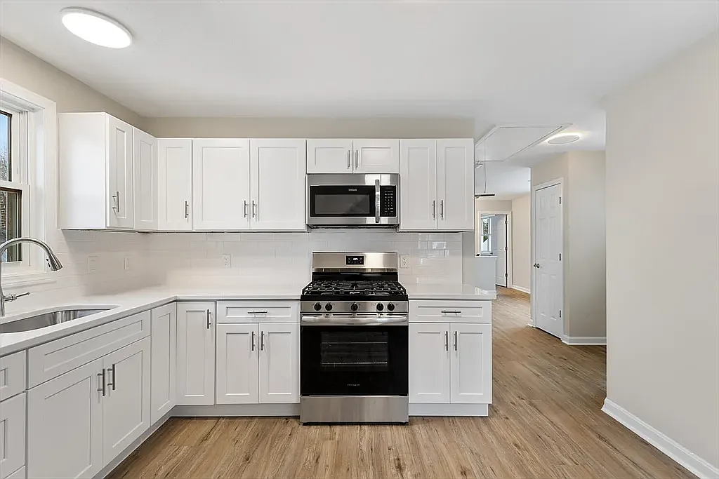 2 bed, 650 sqft, $2,200 — Photo 2