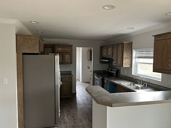 Kitchen with eating counter 