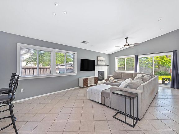 4th image of 3127 Pender Isl St