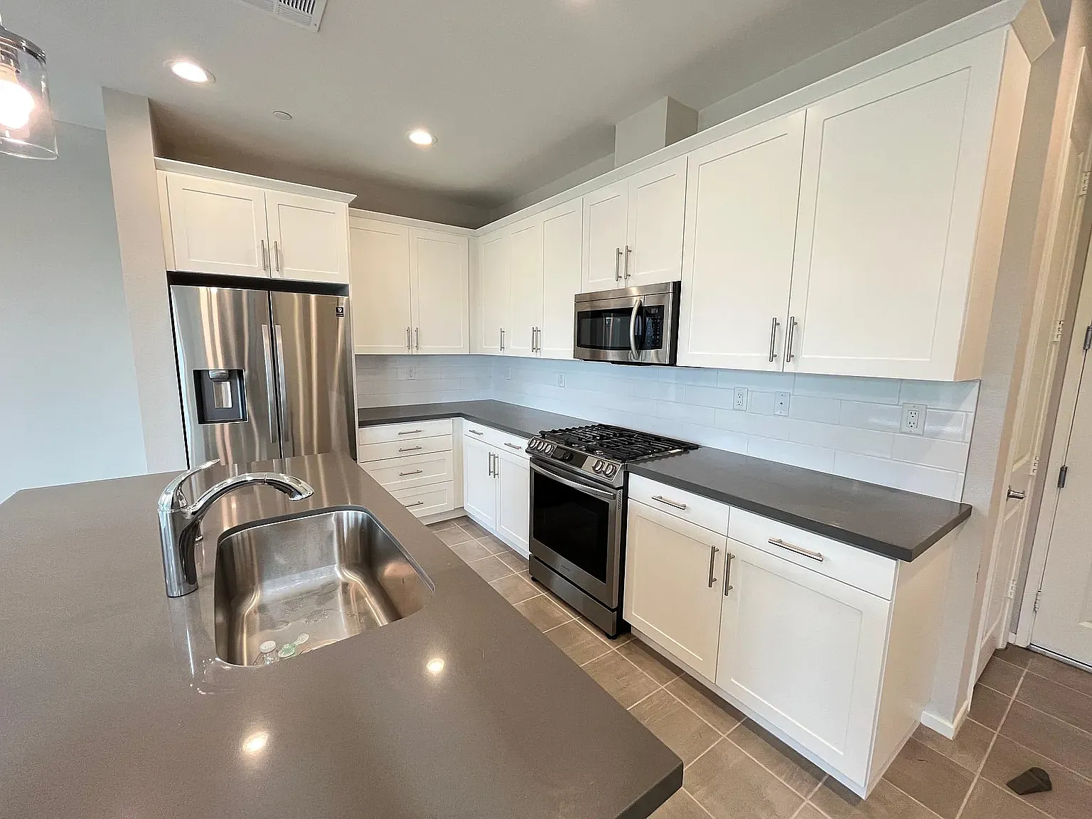 3 bed, 2.5 bath, 1835 sqft, $4,750 — Photo 2