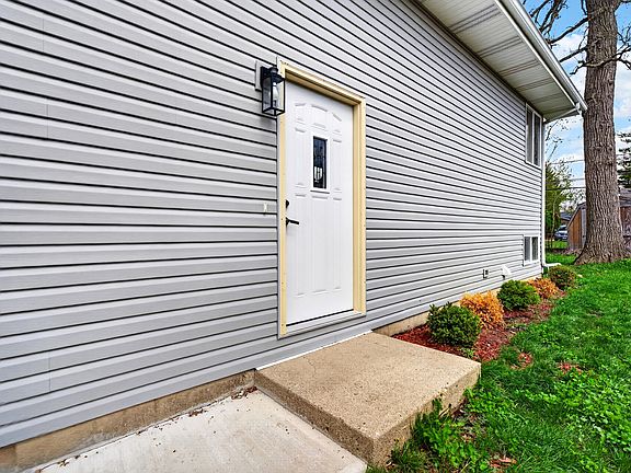 3rd image of 1525 Grove Dr