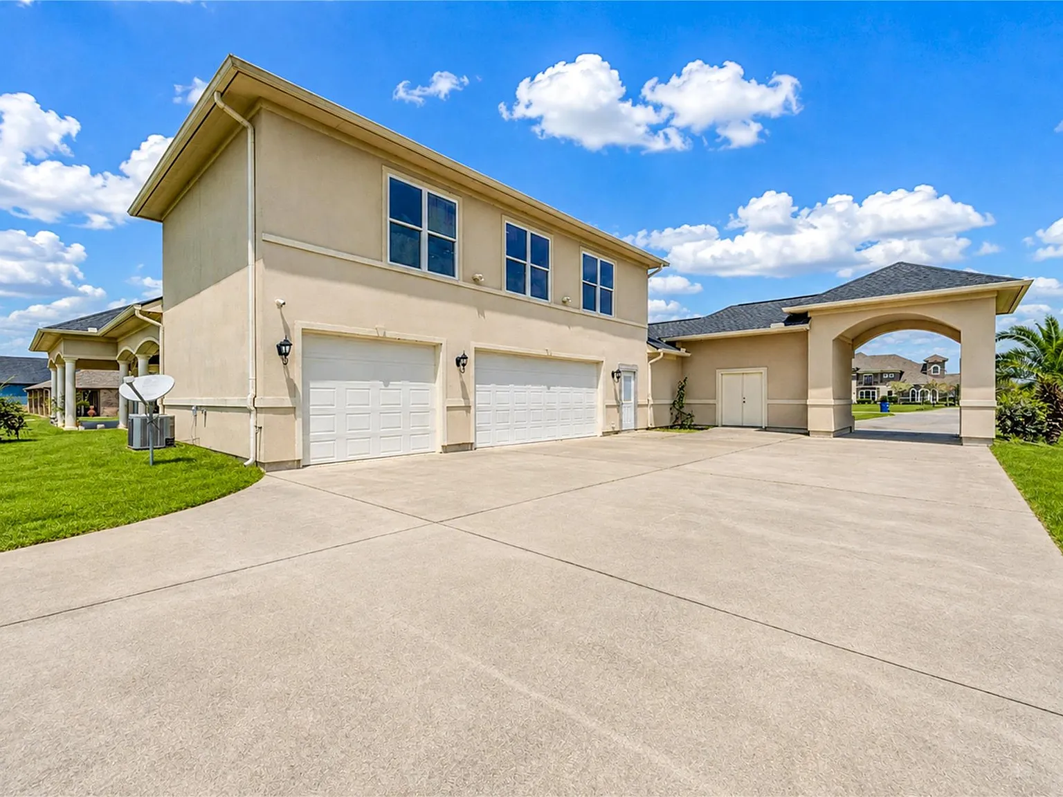 5 bed, 3.5 bath, 4318 sqft, $4,650 — Photo 2