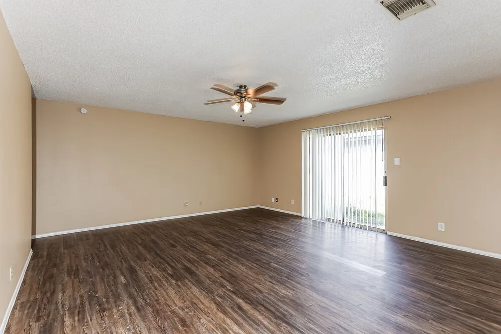 4 bed, 2.0 bath, 1424 sqft, $1,640 — Photo 3
