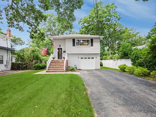 555 N Windsor Avenue, Brightwaters, NY 11718