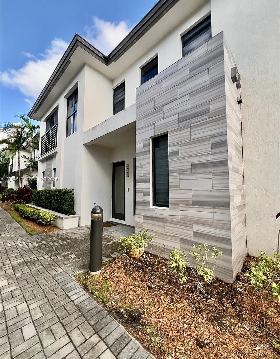 Downtown Doral South Phas — Photo 1