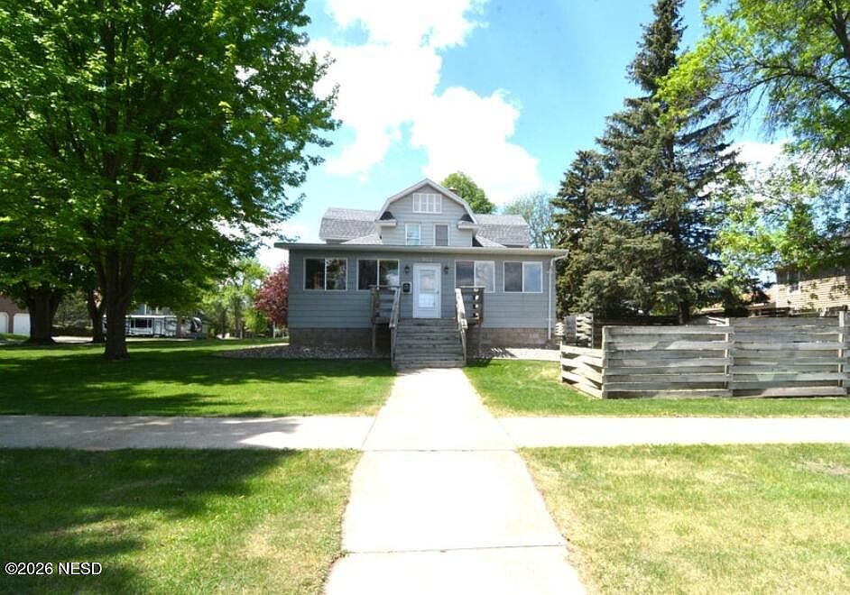 1st image of 905 2nd St NE
