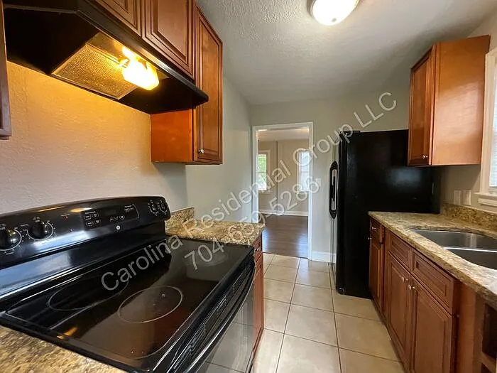 405 Plymouth Ave — Photo 5