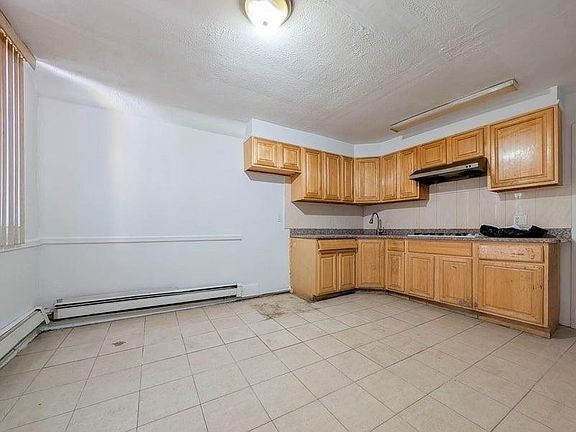 2nd image of 2652 Hubbard St
