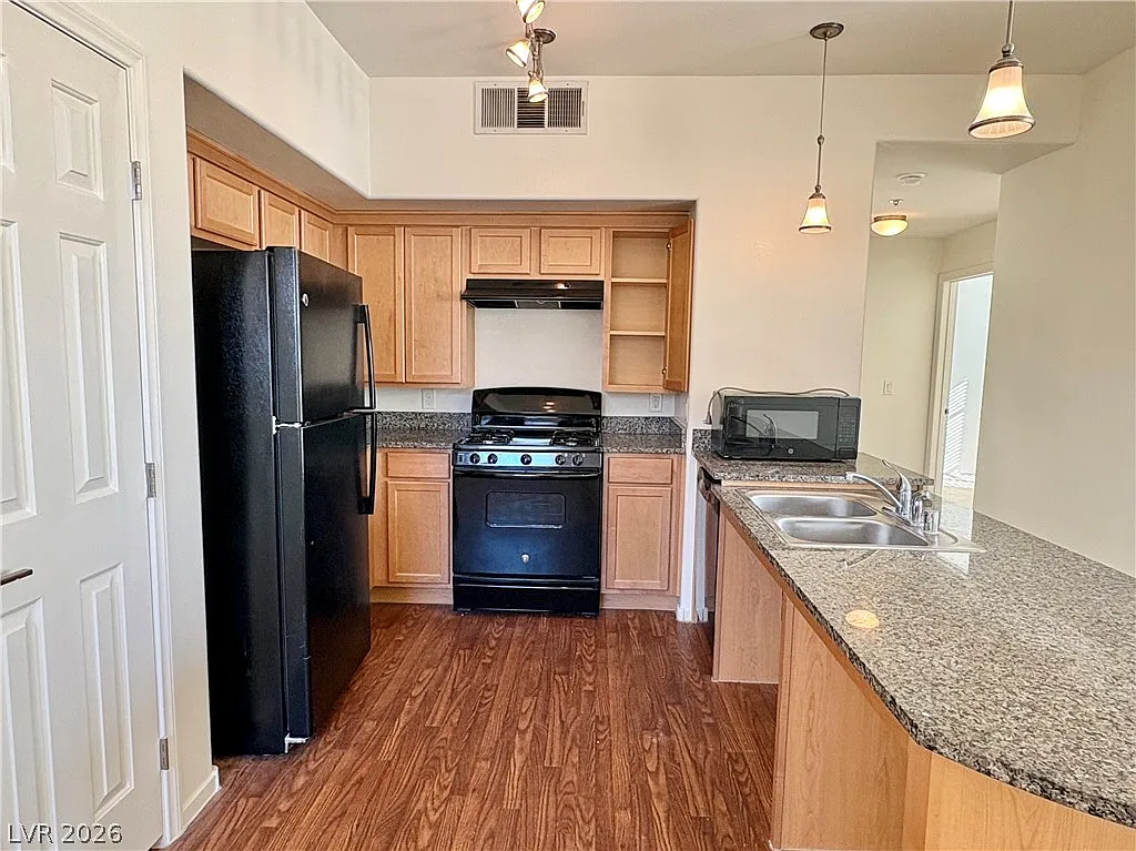 3 bed, 2.0 bath, 1268 sqft, $1,740 — Photo 3