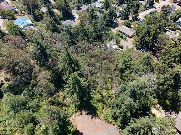 4th image of 1025 Maple Street
