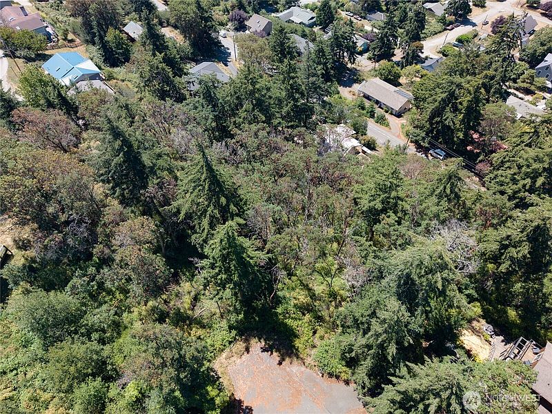 4th image of 1025 Maple Street