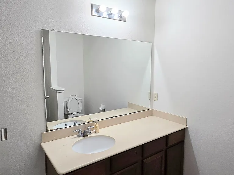 323 Vernon St — Photo 12