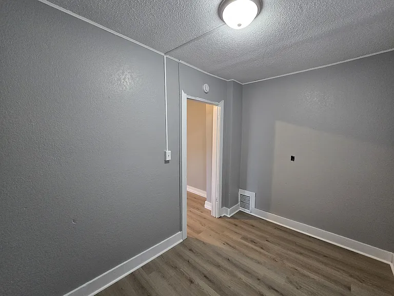 425 Glenwood St — Photo 16