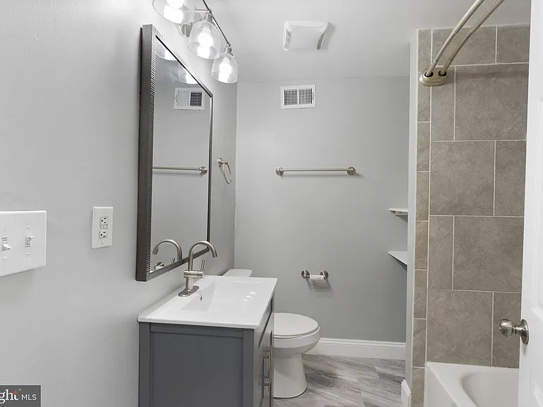 823 Newington Ave #1 — Photo 11