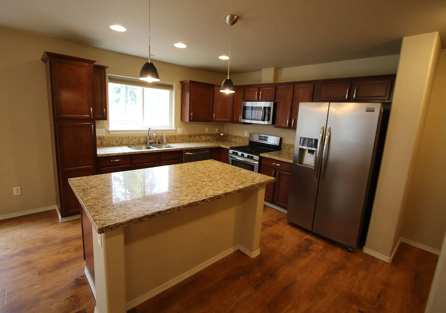 4 Bedroom Eagle River Home! — Photo 3