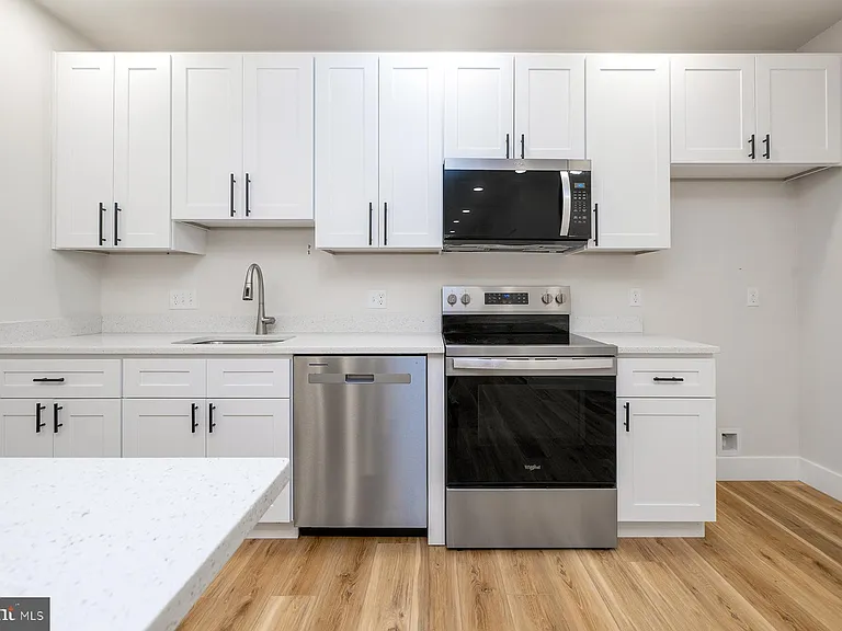 151 N York St #B — Photo 3