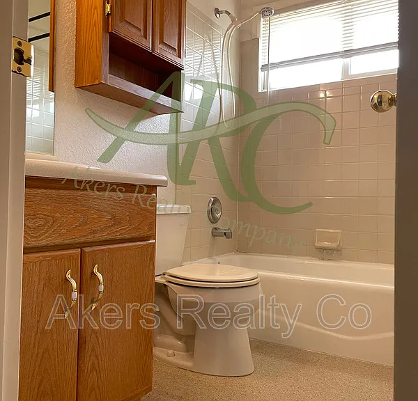 2726 Poplar St #B — Photo 8