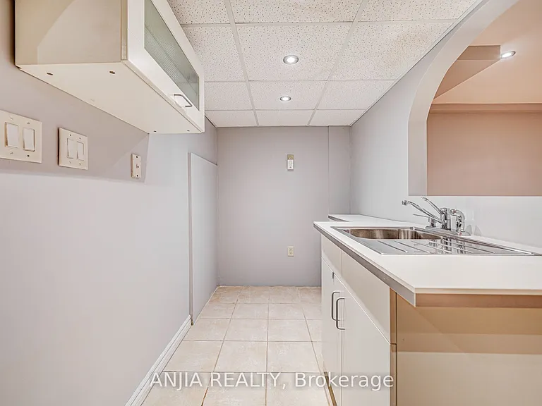146 Billingsley Cres — Photo 32