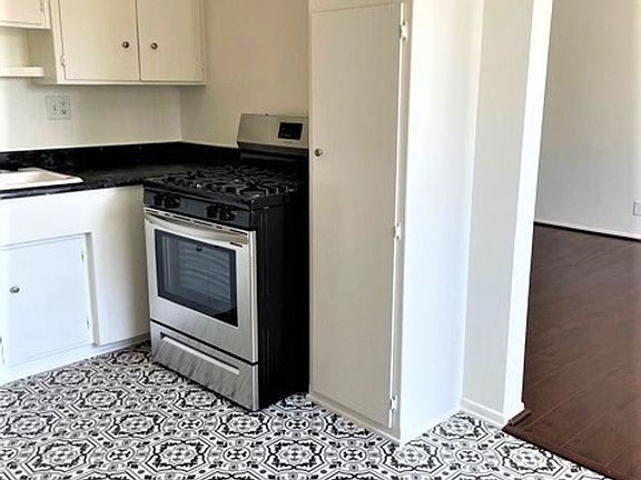5th image of 1001 N Gardner St #213