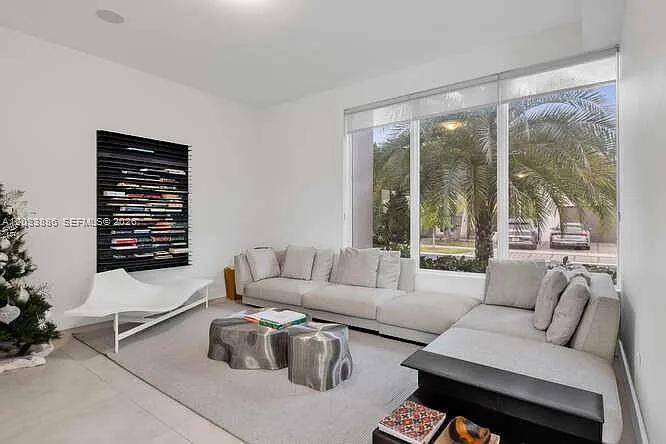 5 bed, 5.5 bath, 4627 sqft, $12,497 — Photo 3