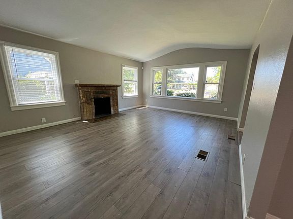 Living room w/ fireplace