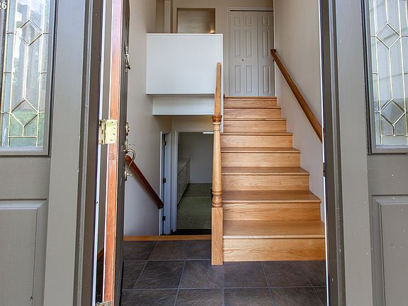 5th image of 3985 University St