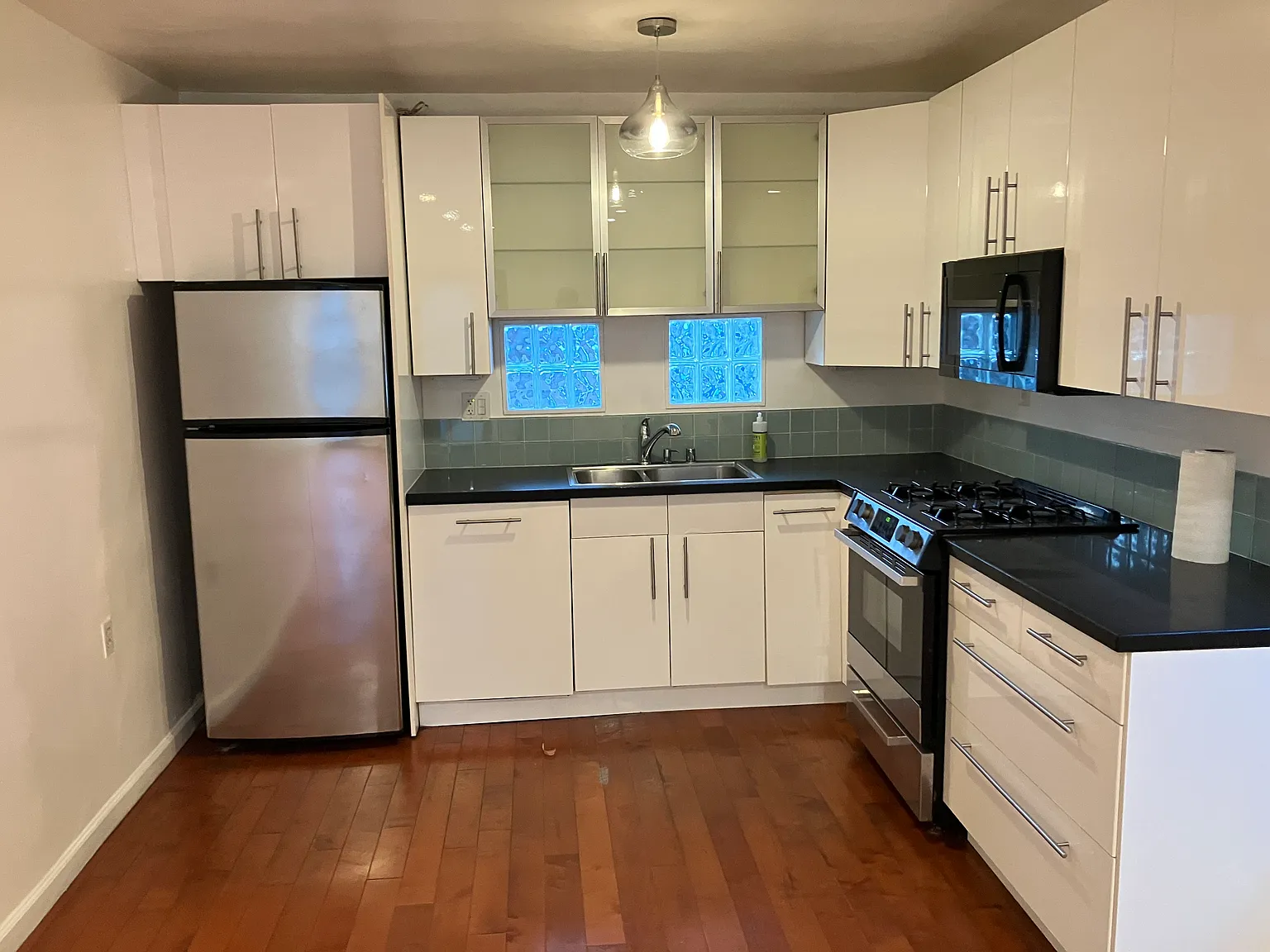 2 bed, 900 sqft, $3,910 — Photo 3