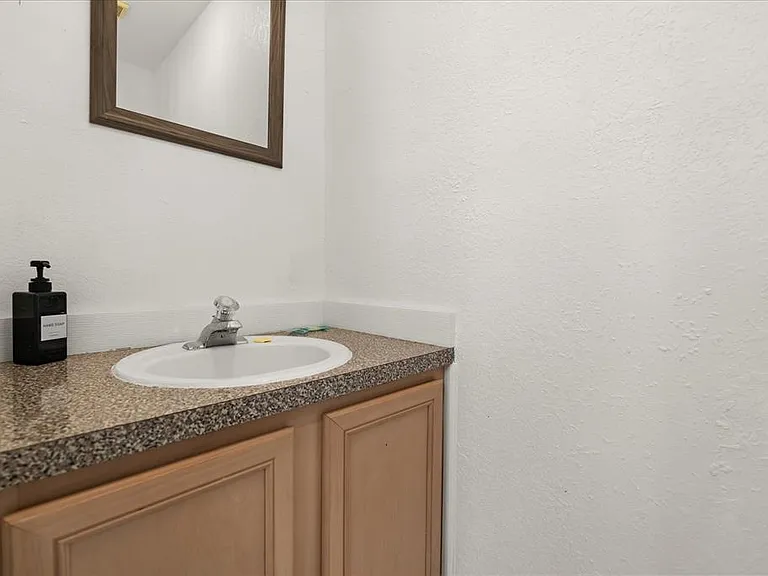 526 Windsor Pl — Photo 33