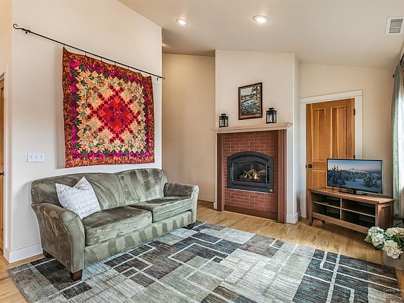 5th image of 568 W Jefferson Ave