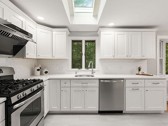 5th image of 25 Meadowbrook Rd