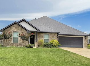 429 Twin Lakes Blvd W, West Columbia, TX 77486