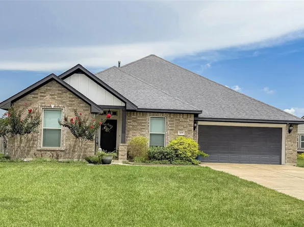 429 Twin Lakes Blvd W, West Columbia, TX 77486