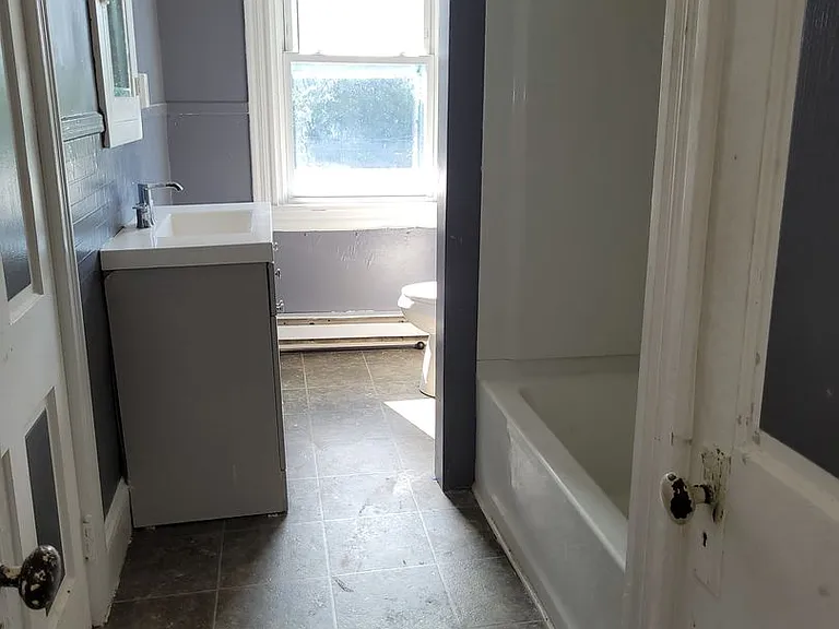 905 E King St — Photo 20