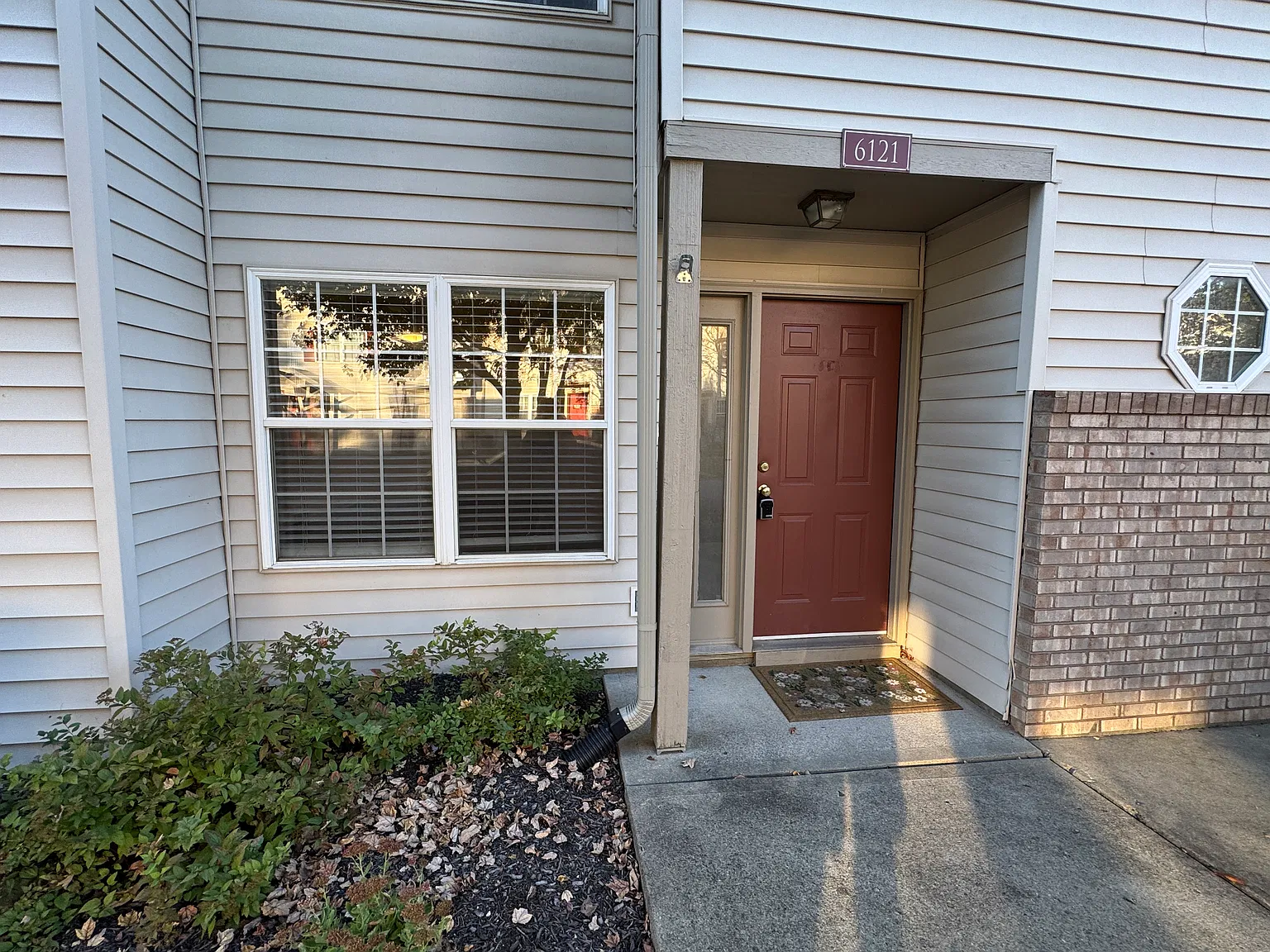 2 bed, 1.5 bath, 1206 sqft, $1,295 — Photo 2