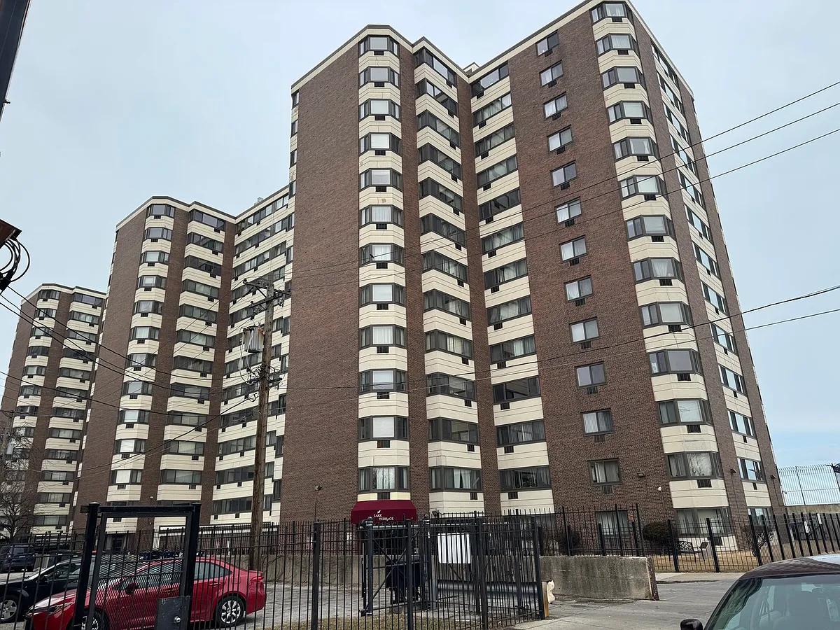 Photo 1 of 8 - 7337 S South Shore Dr #704 - Chicago, IL Primary Photo - 7337 S South Shore Dr #704