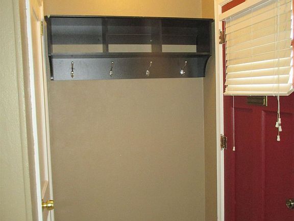 3. 1727 N Hood, Entryway