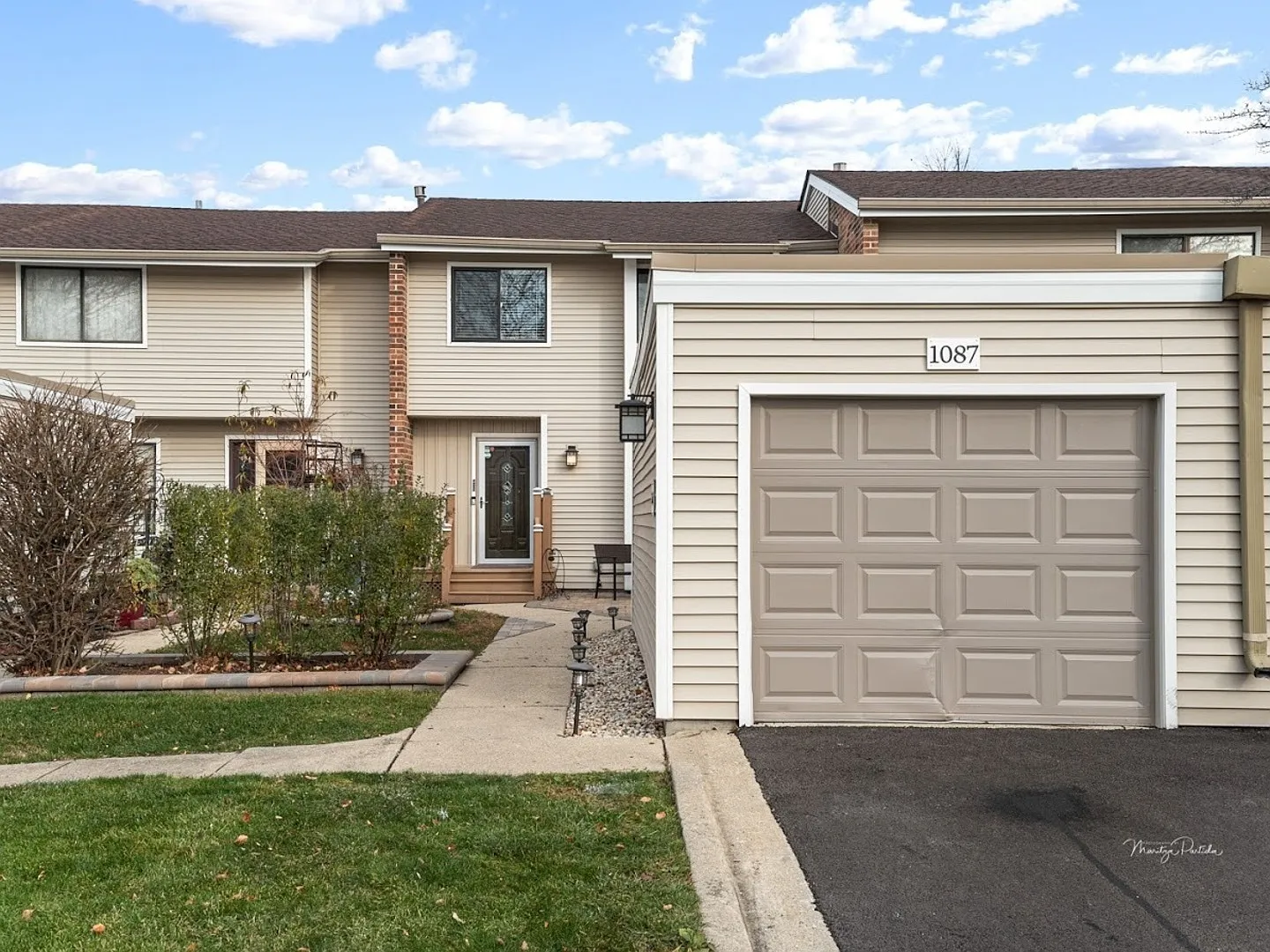 1087 Cascade Dr photo 1