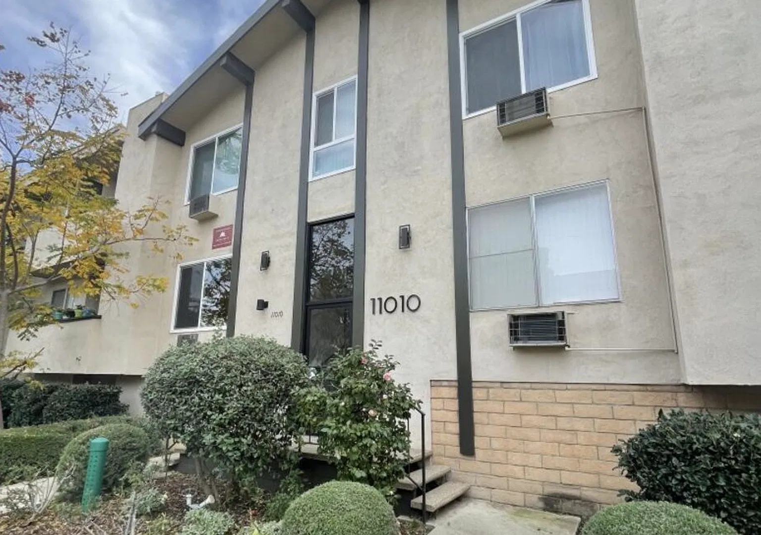 11002-11010 Rose Avenue — Photo 1
