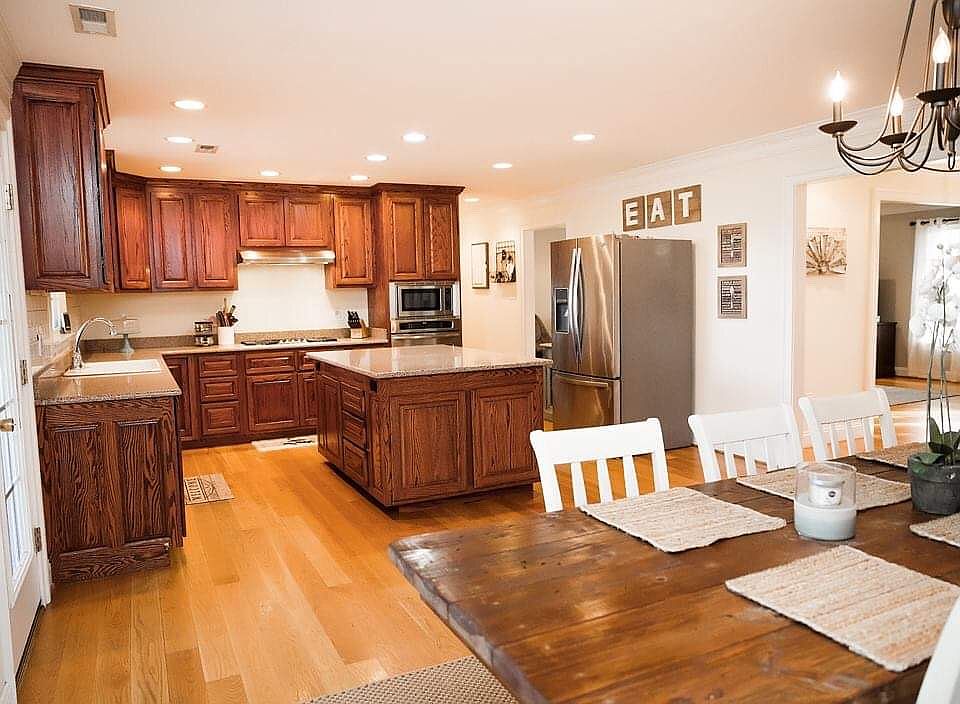 Kitchen, built in cabinets
