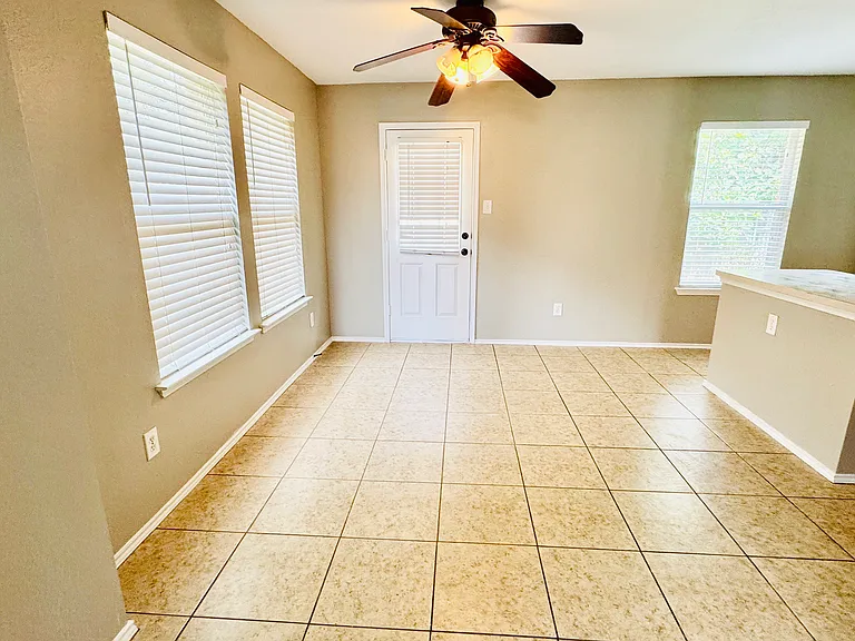 604 International Dr — Photo 2
