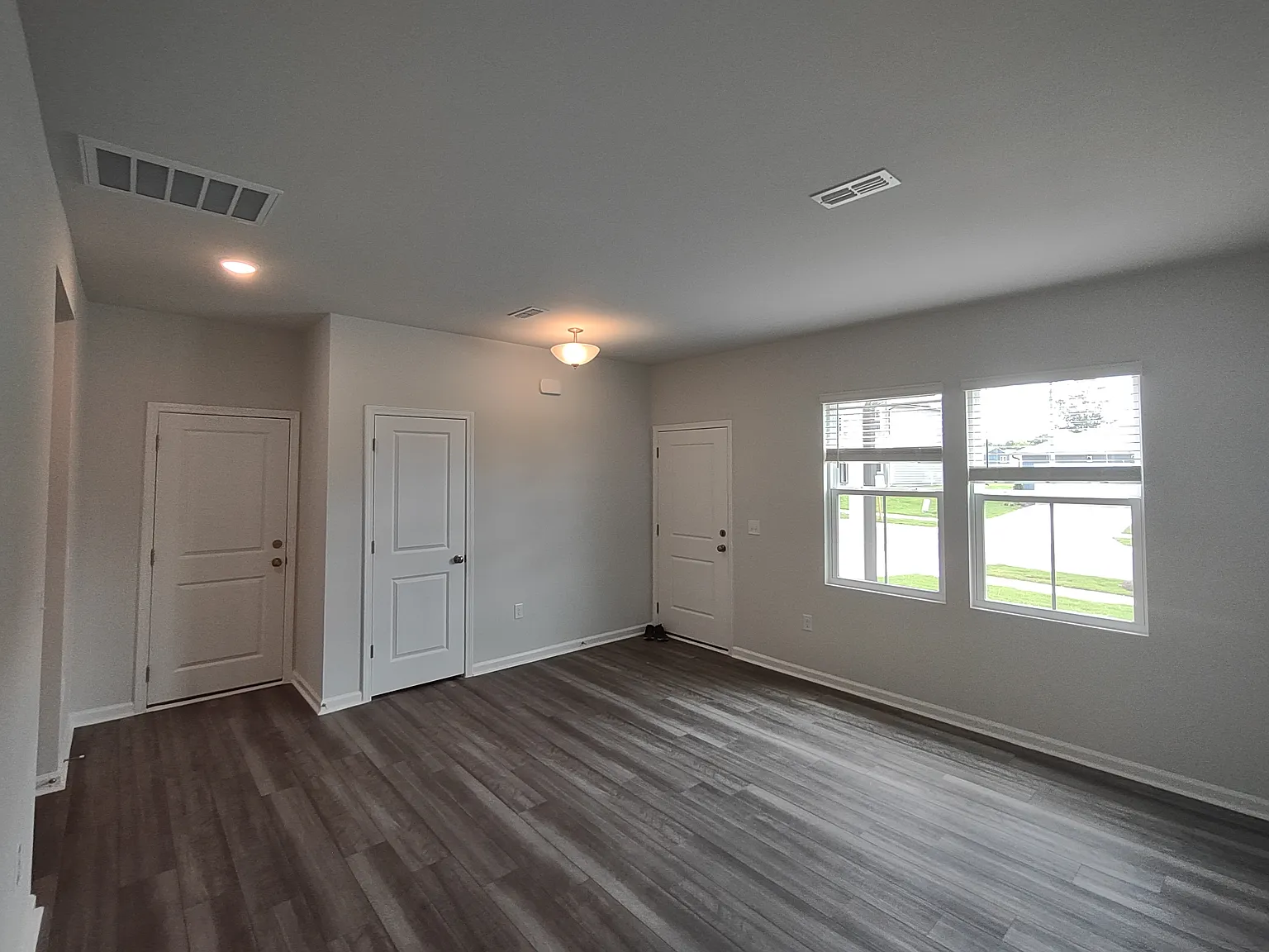 5 bed, 2670 sqft, $2,400 — Photo 3