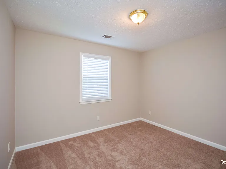 300 Claremont Dr — Photo 7