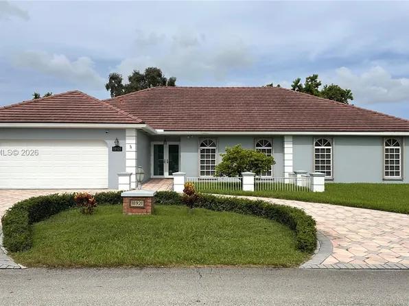 18921 W Oakmont Dr, Hialeah, FL 33015