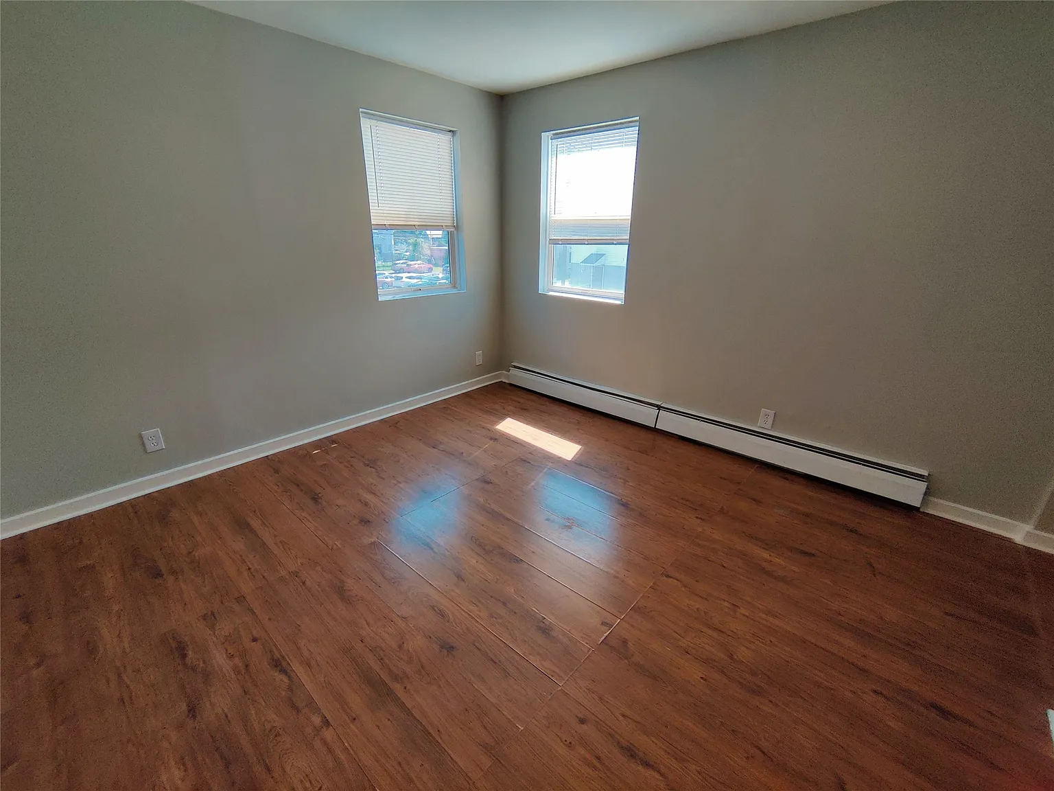 3 bed, 1.0 bath, 900 sqft, $1,300 — Photo 1