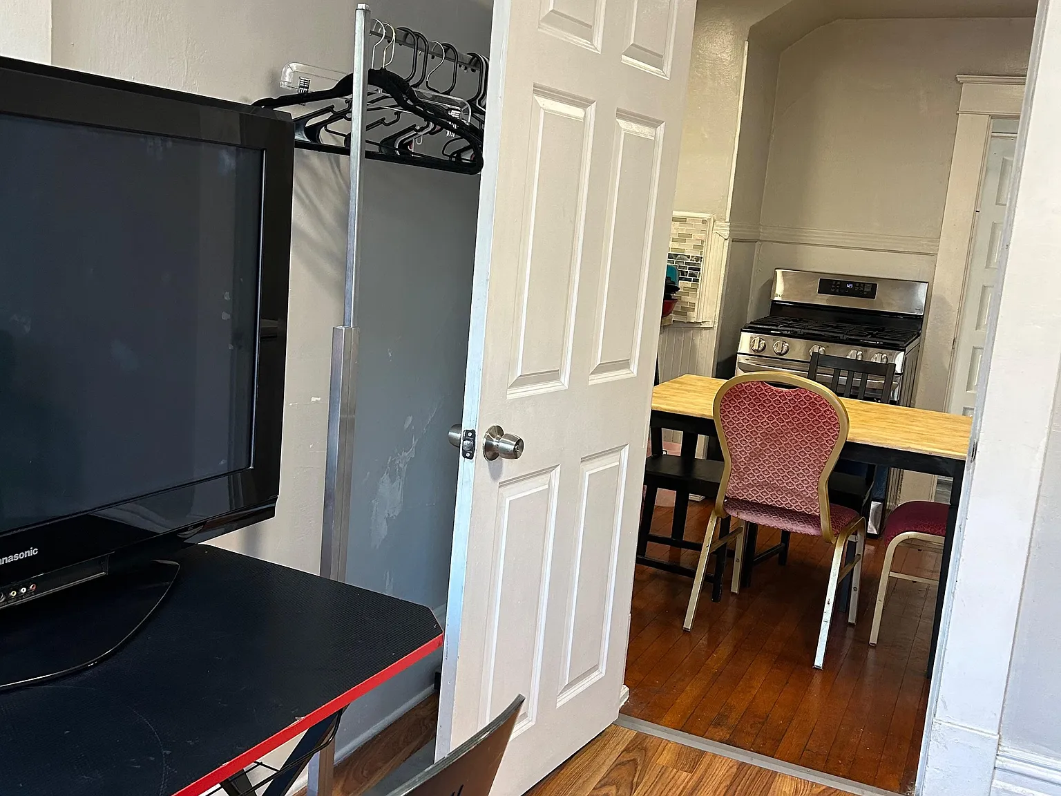 4 bed, 1.0 bath, 900 sqft, $910 — Photo 1