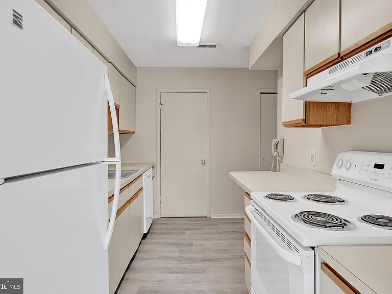 306 Mulberry Cv #B — Photo 17