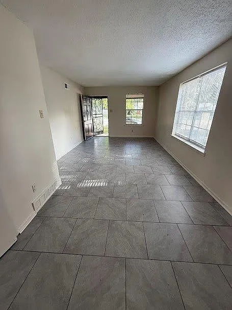 2 bed, 800 sqft, $850 — Photo 2