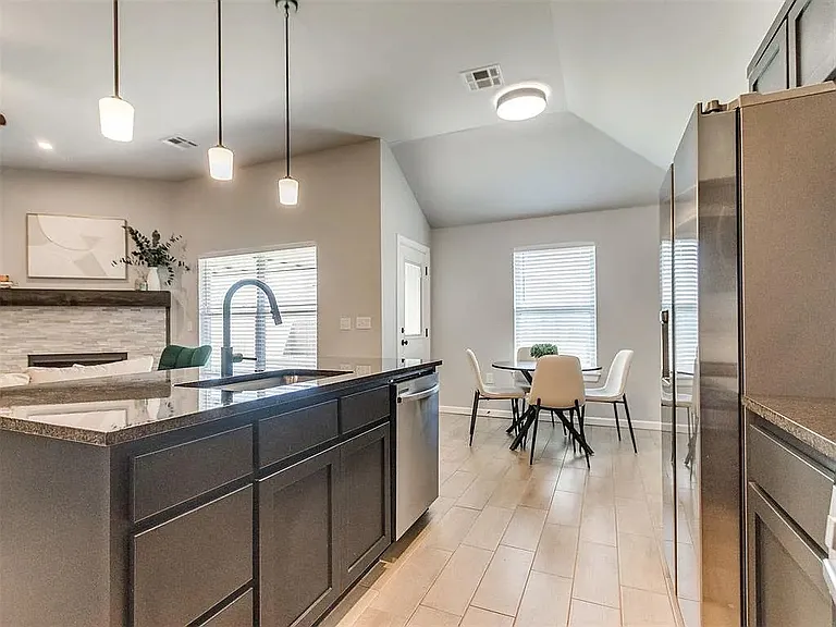 1004 Acacia Creek Dr — Photo 2