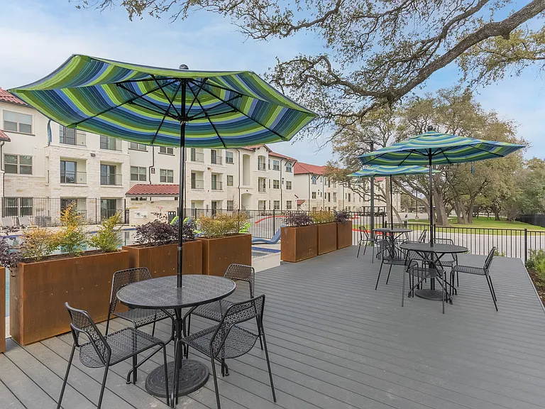 Pool Lounge & Grills